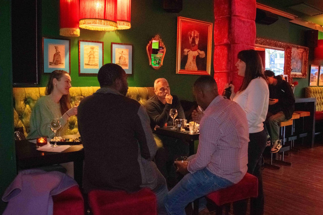Vriendelijke proeverij in de Etnische Bar
