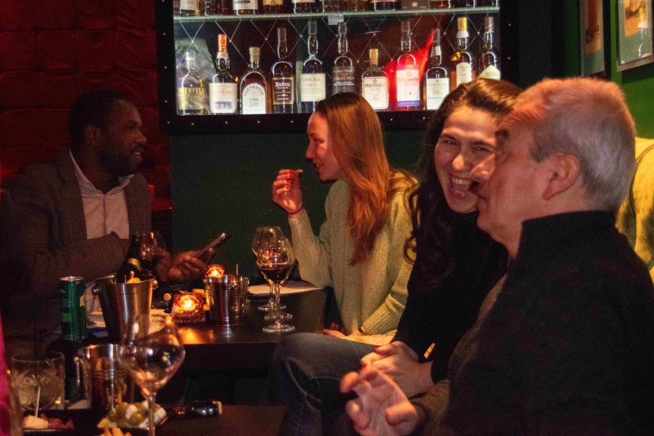 Vriendelijke proeverij in de Etnische Bar