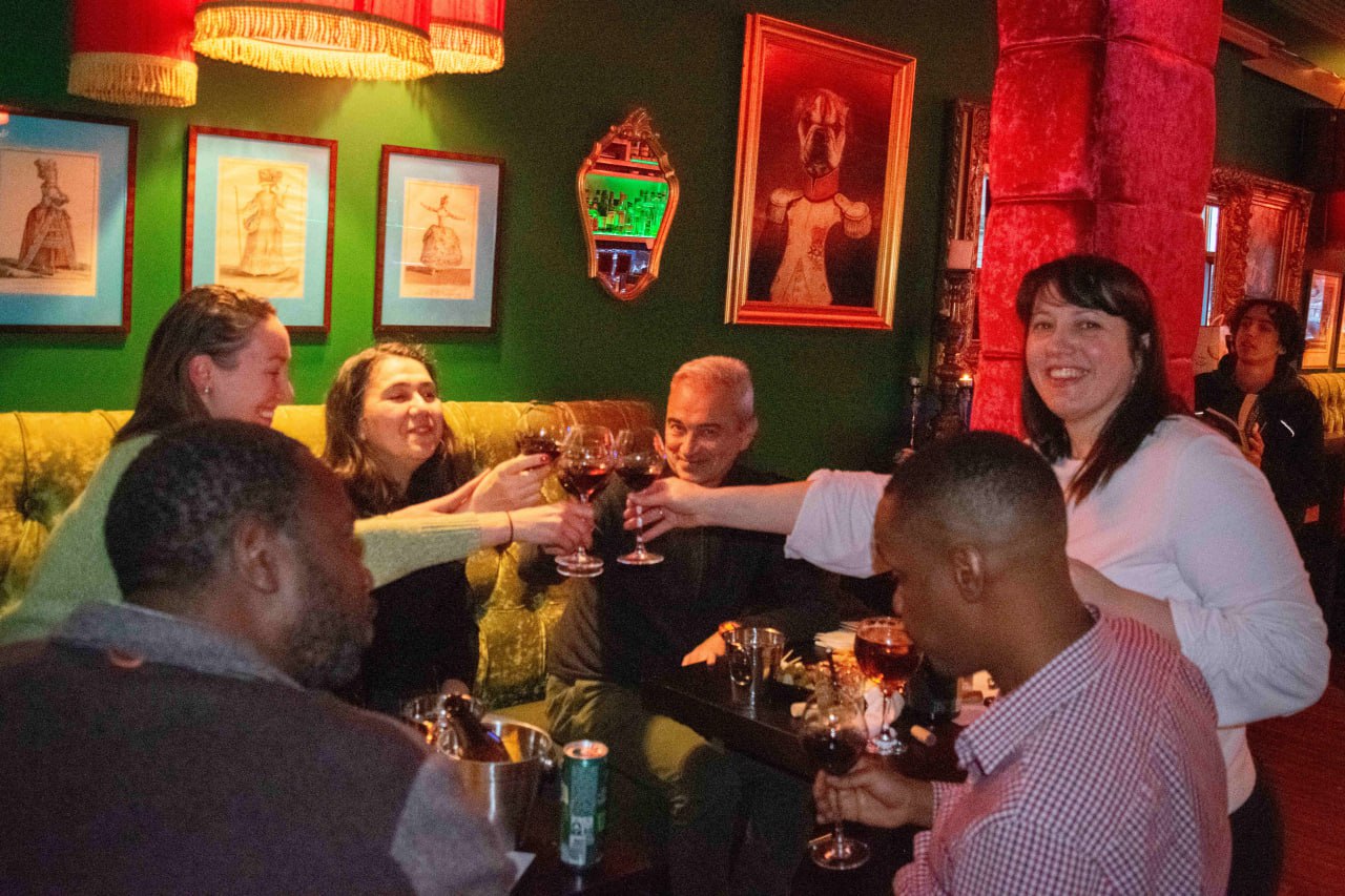 Vriendelijke proeverij in de Etnische Bar
